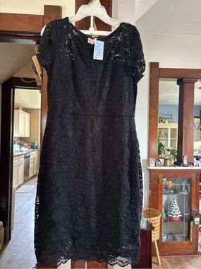 Ciso Black Lace Midi Dress with Short Sleeves